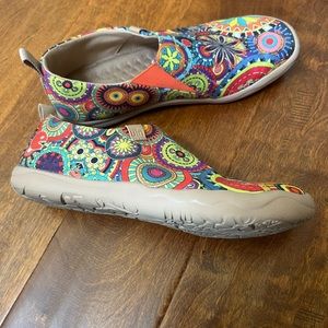 UIN Blossom canvas sneaker slip on shoe. Women’s size 8 US